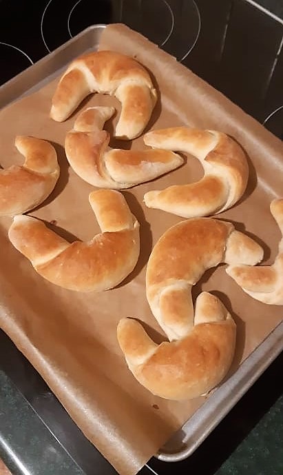 frissen s&uuml;lt h&aacute;zi kifli
